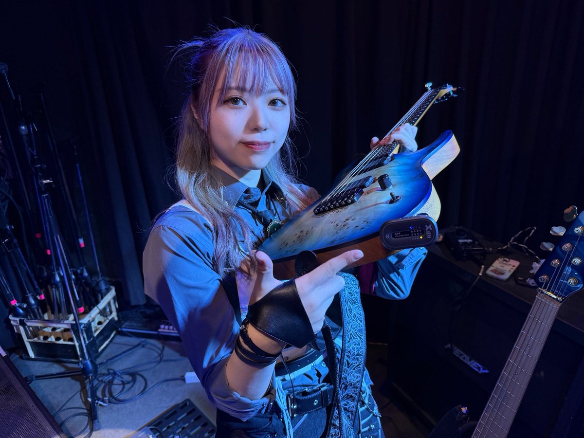 Xvive_JP's tweet photo. 先日、柏で行われたPaleNeØのライブへ行ってきました。
AYARIさん、REOTOさん、YONAさんにはギターワイヤレス「A24」をご愛用いただいており、この日もライブ全編で使用してくださいました。ノントラブルで一安心😊
それにしても柏公演は、ものすごい熱気とともに、なんとも言えない雰囲気でした💦 https://t.co/VO4e7T8053