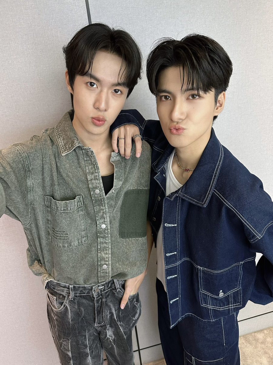 UnluckyBaeTH's tweet photo. วันนี้ ขอบฟ้าและน้องริน มาเดินสายเจอแม่ๆ พี่ๆ นะคร้าบ ฝากเป็นกำลังใจให้พวกเราด้วยน้า
แล้วเจอกันในไลฟ์ตอน 18.00 ครับ 😘🔮✨
#UnluckyBae

🎥Official Trailer : https://t.co/Ceepngb21v

“จุดจีบสายมู Unlucky Bae” 🔮✨ ทุกวันพฤหัสบดี เวลา 20:30 น. ทางช่อง GMM25  และรับชมย้อนหลังที่แรกทาง Netflix เวลา 21:30 น.
 เริ่มตอนแรก 6 สิงหาคมนี้ 
#GMMTV

@ThamTupthong @nattapatmac_