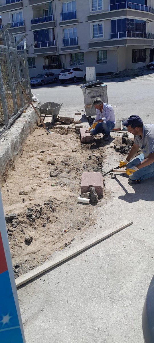 altindagbel's tweet photo. #Altındağ için görev başındayız. 🚧👷🏻‍♂️⚒️

Altındağ Belediyesi olarak ilçemiz genelinde tretuvar ve bordür bakım onarım çalışmalarımız devam ediyor. Yaya güvenliğini tehdit eden kaldırımları onarıyor, herkes için daha güvenli hale getiriyoruz. ✔️

📞 Bizlere  444 3919 numaralı Altın Masa Çağrı Merkezimiz, 0552 444 3919 numaralı WhatsApp ihbar hattımız ve sosyal medya hesaplarımız aracılığıyla ulaşabilirsiniz. Altındağ’ı daha da güzelleştirmek için bize destek veren tüm hemşehrilerimize teşekkür ederiz. 🥰

#HerşeyAltındağİçin✔️ 
#PırılPırılAltındağ✔️
#AltındağdaTemizlikSeferberliği