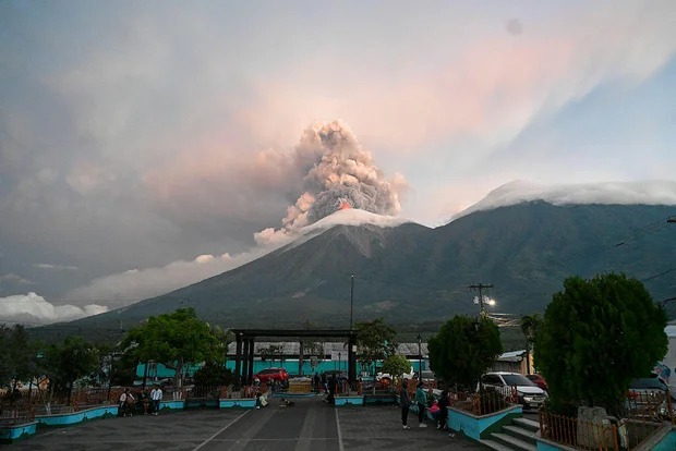 timesofearth's tweet photo. Hundreds flee homes after Guatemala’s Fuego volcano erupts https://t.co/265xLFNA2x https://t.co/UTQMhdKsS0