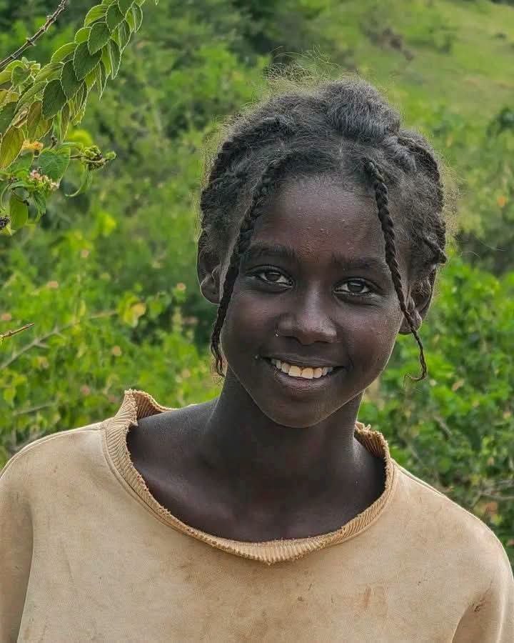 Eqraaam's tweet photo. Ethiopian beauty Elisabeth Desta first caught the world’s eye with a simple village photo that showed pure, unfiltered natural grace.

Look at how she was transformed  👇 https://t.co/01BzRrulkn