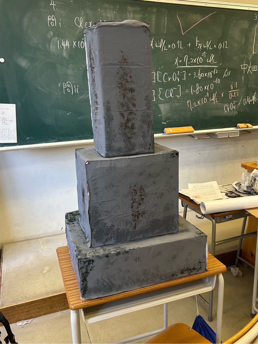 squidbucket_701's tweet photo. 文化祭準備中だけど、机上があまりにいじめっぽすぎる https://t.co/ma5zUmXsC5