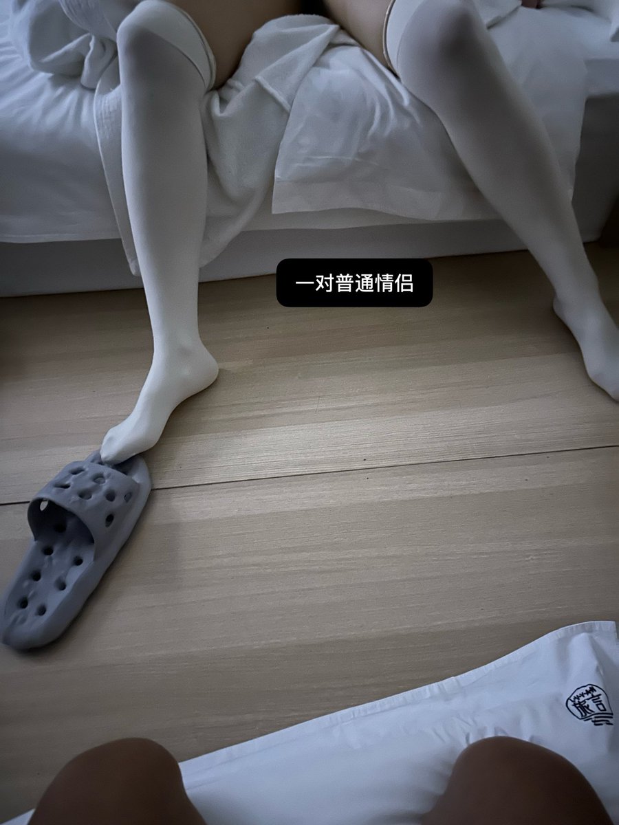 LisaLindsa75900's tweet photo. 现在和老婆一起出去，就只能这样跪着在床边看了😮‍💨 https://t.co/qdn9flFqsl