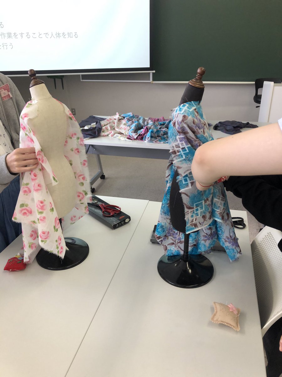 fukushoku1963's tweet photo. オープンキャンパスにご参加いただきありがとうございました😊北翔ラボでは、ドレーピングに挑戦！皆さんとても素敵な作品ができました✨✨✨
次回9月26日(土)は、「衣装制作のプロセスを知ろう！」学生作品の紹介を通して衣装デザインの世界を覗いてみましょう！ https://t.co/NMTe1qARuT