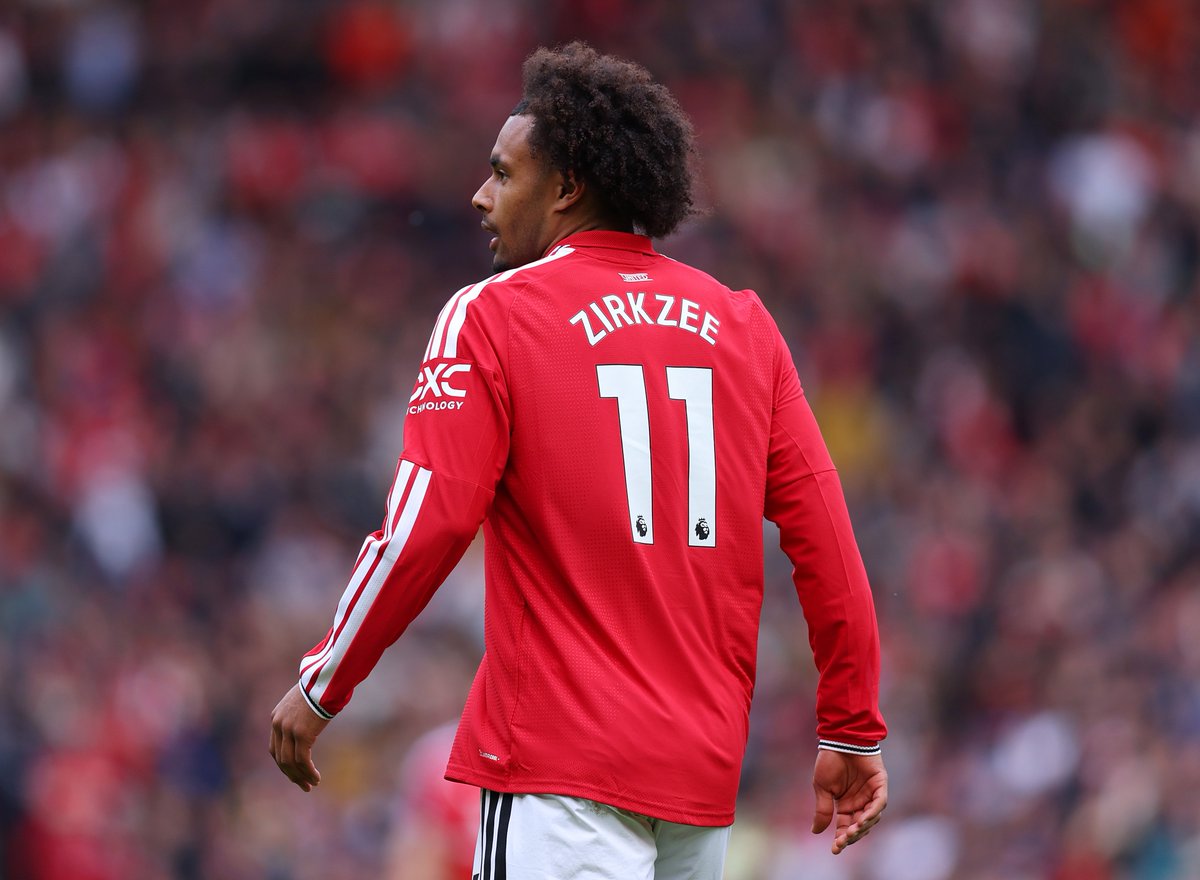UtdXclusive's tweet photo. 🚨💣 BREAKING:

Juventus are ready to strike the Zirkzee deal, ongoing talks with the agent and Man United - United are open to the idea of a loan.

[@DiMarzio] https://t.co/ULCDhTD8vd