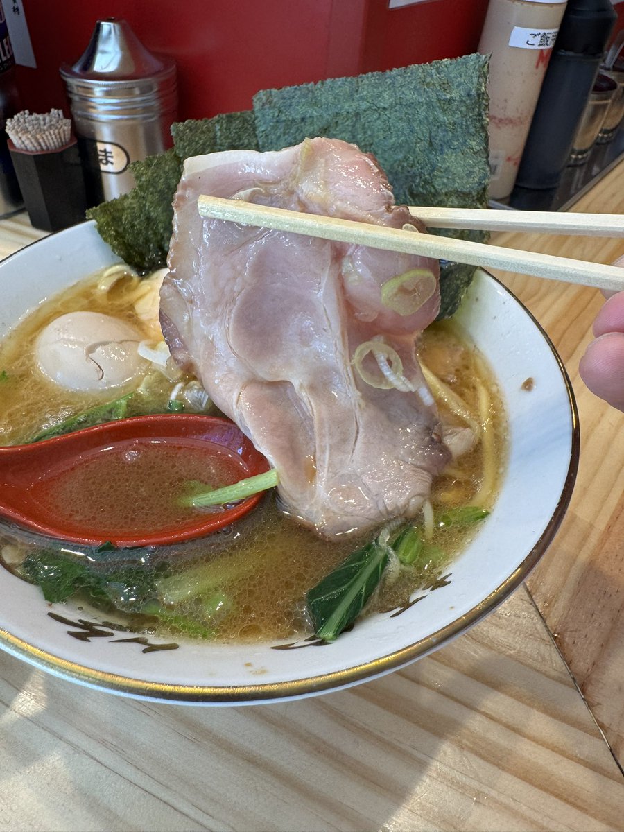 masakaz59's tweet photo. 麺屋笑の道
上特選ラーメンと小ライス。4種のチャーシューがそれぞれ美味い！鶏と醤油で喰わせる、スープが最高にうまい。米にも合う！ごちそうさまでした😋 https://t.co/gHkFUH4W6n