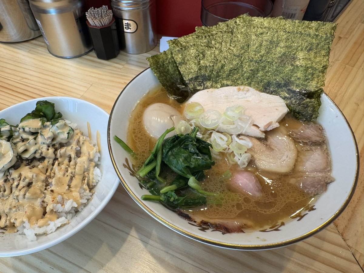masakaz59's tweet photo. 麺屋笑の道
上特選ラーメンと小ライス。4種のチャーシューがそれぞれ美味い！鶏と醤油で喰わせる、スープが最高にうまい。米にも合う！ごちそうさまでした😋 https://t.co/gHkFUH4W6n