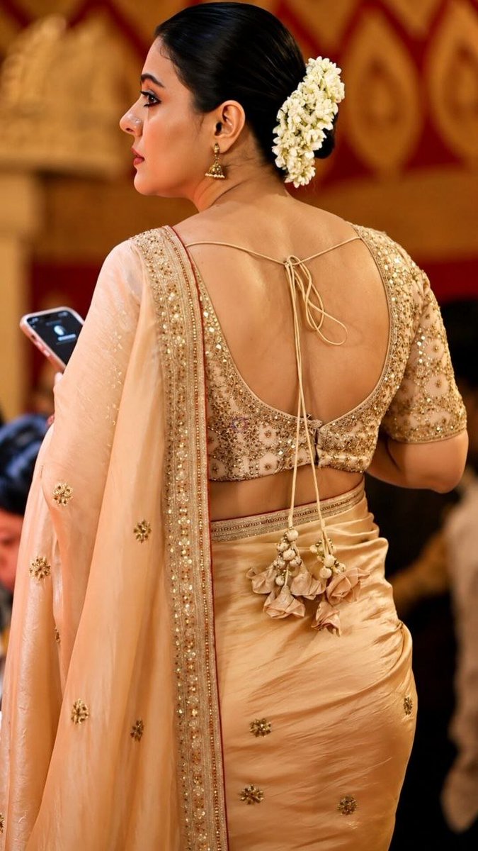ComedyVira's tweet photo. Happy Birthday Busty Bombshell Kajol Devgan 🔥 😍 💋 https://t.co/EqJjoJu6bl