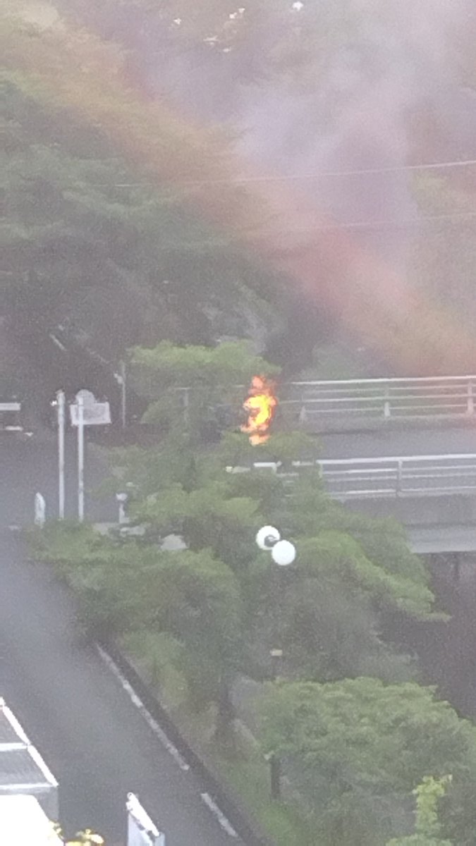 mamenayatsu782's tweet photo. 多摩センター駅すぐの乞田川でなんか燃えてる？火事？ https://t.co/72rdte0aaL