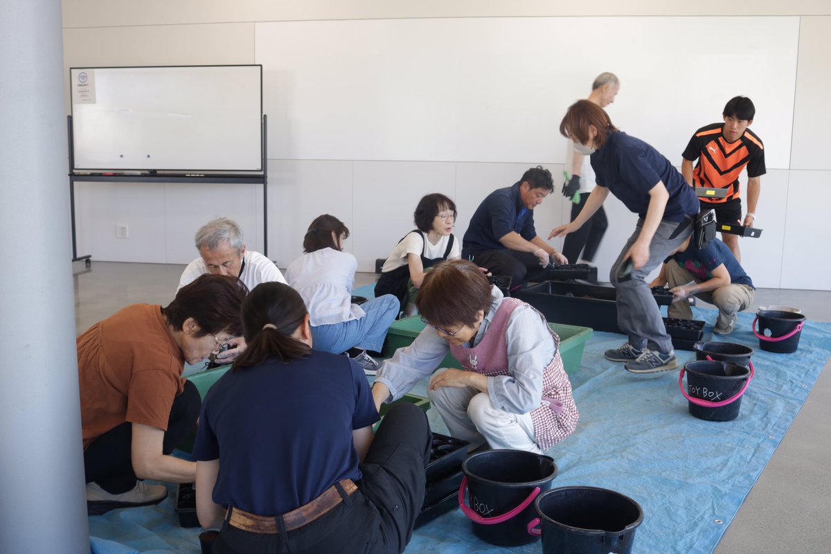 shinshuskypark's tweet photo. 8/8(土)一緒に花苗づくりをしてくださる一般の方を募集します💐
詳しくは1枚目チラシ、または信州スカイパーク公式ホームページをご覧ください🙌

画像2枚目は昨年の様子です。
東管理棟の涼しい中で出来、天候気温の心配がありません☀️ https://t.co/noR5v9Ncif