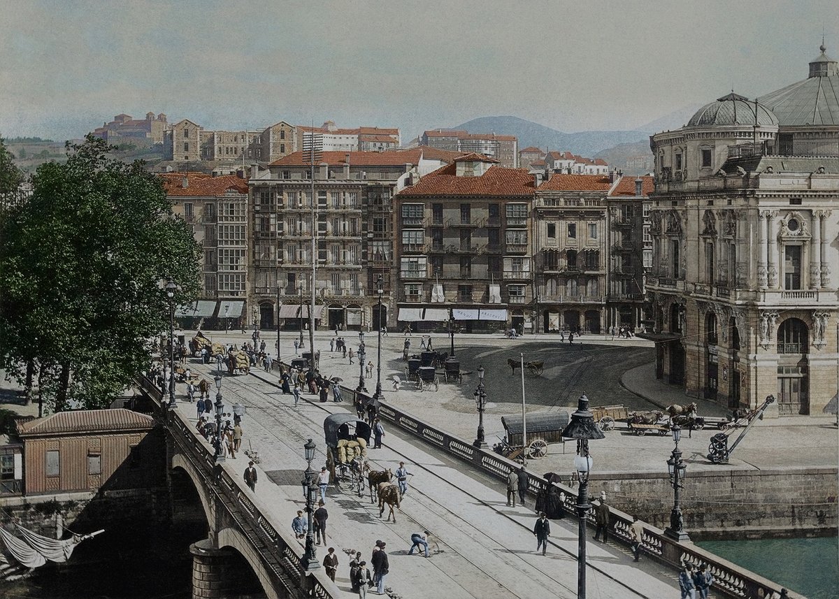 BilbaoPort's tweet photo. 🎭1885ean, Arriaga Antzokiak harro erakusten zuen urte gutxi batzuk lehenago estreinatutako bere eraikina.

--
🎭En 1885 el Teatro Arriaga mostraba con orgullo su edificio, estrenado pocos años antes.

📸 Hauser y Menet
📍 @bilbao_udala 

#BilbaoPort https://t.co/Hh5KGnvXV7