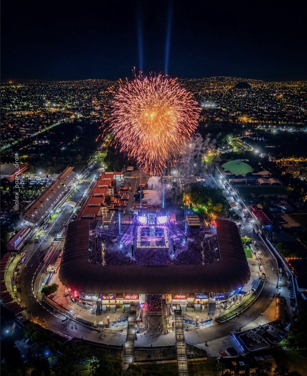 Indie5051's tweet photo. Harry Styles frente a 65 mil personas en el Estadio GNP, de la CDMX 🇲🇽

📸 alex_parra_dron https://t.co/QLk1hBxdsf