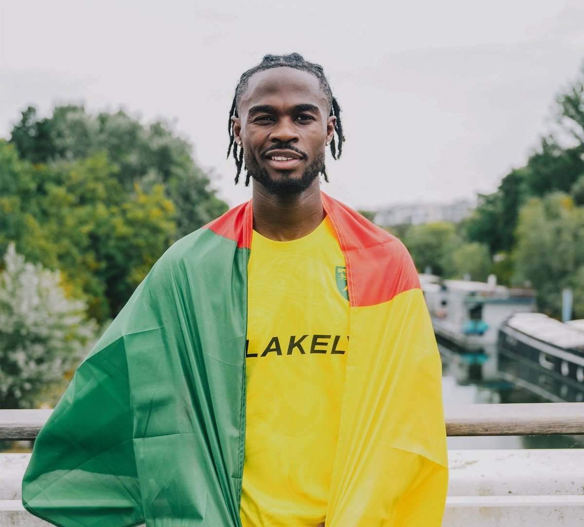 nicowizzyikenna's tweet photo. OFFICIAL: Darlin Yongwa joins Norwich City on a free transfer after leaving #FCLorient.
The Cameroonian left-back has signed a four-year contract with #NCFC. #OTBC #NorwichFC https://t.co/JUYRnrYWkS