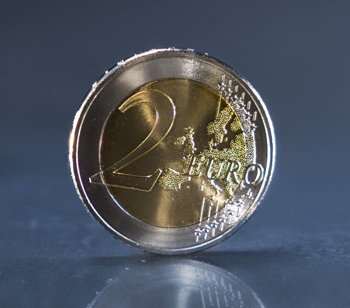 daily_romania's tweet photo. Călin Georgescu says that the Romanian government’s intention to adopt the euro is a betrayal of Romania’s national interests https://t.co/MFpD8HW4Wg
