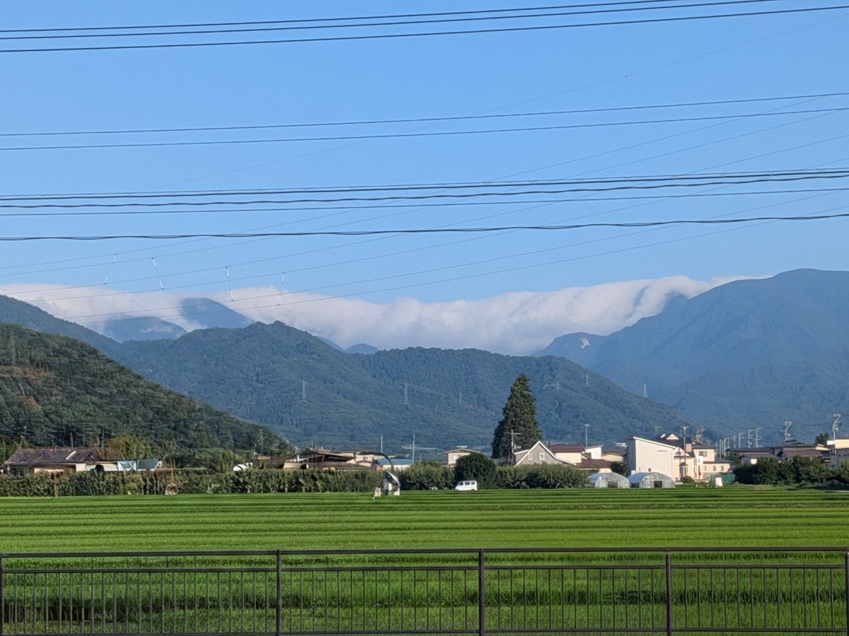MasBuster's tweet photo. 出張先の山形にて
雲が山に吸い込まれてく
こんなんあるんやな https://t.co/mGrDBE7lS6