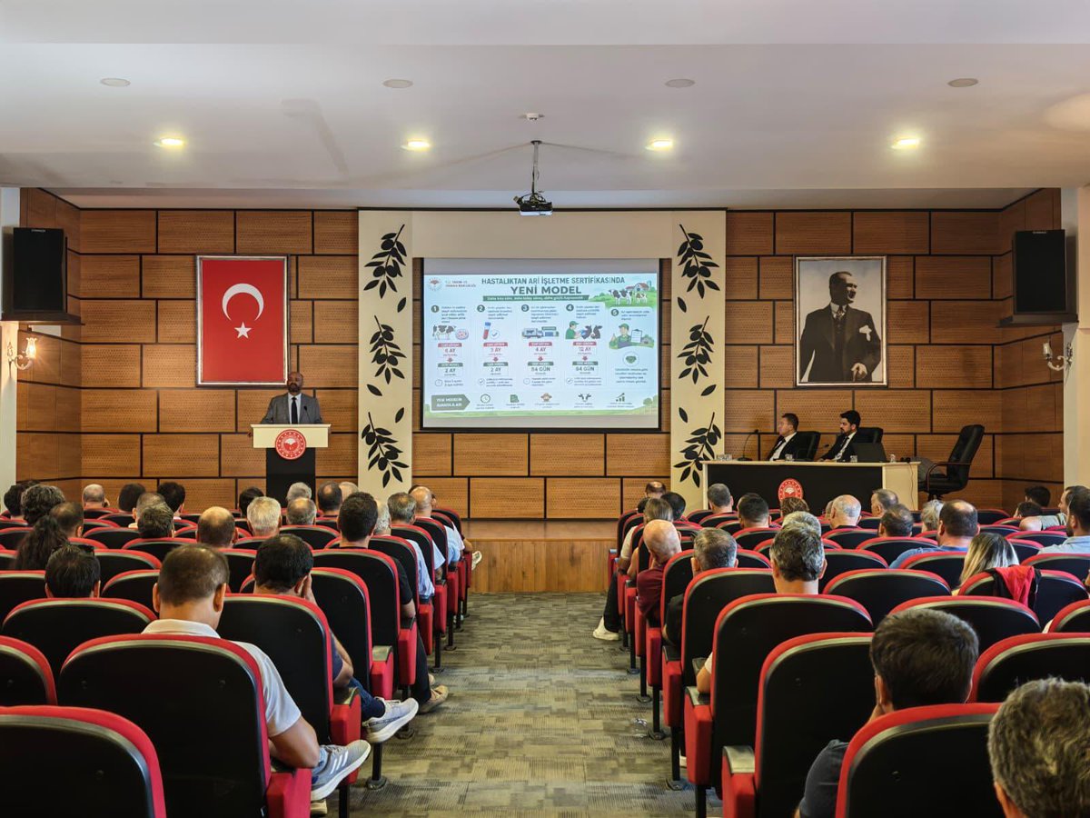 TR_HAYGEM's tweet photo. “Yeni Hastalıktan Ari İşletme Modeli” Bölgesel Toplantıları İzmir ile Devam Ediyor! 🌾🐄

24 Temmuz 2026’da yürürlüğe giren yeni mevzuat kapsamında hayata geçirilen modelin tanıtım toplantısı bu kez İzmir’de gerçekleştirildi.

📍 İzmir ve Manisa İl/İlçe Tarım ve Orman Müdürlüğü teknik personeli ile bölgedeki yetiştiricilerin katıldığı toplantı, Hayvan Sağlığı ve Epidemiyoloji Daire Başkanı Hüseyin EŞ ve konu uzmanı personelin katılımıyla düzenlendi.

İki oturum halinde yapılan toplantıda:
🔹 Teknik Personel Oturumu: Biyogüvenlik tedbirleri ve uygulama süreçleri değerlendirildi.

🔹 Yetiştirici Oturumu: Ari statü kazanma/sürdürme şartları ve işletme yükümlülükleri aktarılarak üreticilerin soruları yanıtlandı.
Hayvan sağlığını korumak ve ari işletme sayısını artırmak amacıyla bölgesel bilgilendirme toplantıları devam edecek.

#TarımveOrmanBakanlığı #HayvanSağlığı #HastalıktanAriİşletme #İzmir #Manisa #Biyogüvenlik

@TCTarim
