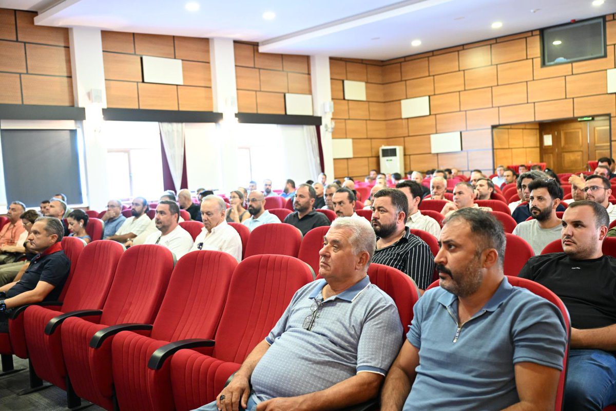 TR_HAYGEM's tweet photo. “Yeni Hastalıktan Ari İşletme Modeli” Bölgesel Toplantıları İzmir ile Devam Ediyor! 🌾🐄

24 Temmuz 2026’da yürürlüğe giren yeni mevzuat kapsamında hayata geçirilen modelin tanıtım toplantısı bu kez İzmir’de gerçekleştirildi.

📍 İzmir ve Manisa İl/İlçe Tarım ve Orman Müdürlüğü teknik personeli ile bölgedeki yetiştiricilerin katıldığı toplantı, Hayvan Sağlığı ve Epidemiyoloji Daire Başkanı Hüseyin EŞ ve konu uzmanı personelin katılımıyla düzenlendi.

İki oturum halinde yapılan toplantıda:
🔹 Teknik Personel Oturumu: Biyogüvenlik tedbirleri ve uygulama süreçleri değerlendirildi.

🔹 Yetiştirici Oturumu: Ari statü kazanma/sürdürme şartları ve işletme yükümlülükleri aktarılarak üreticilerin soruları yanıtlandı.
Hayvan sağlığını korumak ve ari işletme sayısını artırmak amacıyla bölgesel bilgilendirme toplantıları devam edecek.

#TarımveOrmanBakanlığı #HayvanSağlığı #HastalıktanAriİşletme #İzmir #Manisa #Biyogüvenlik

@TCTarim