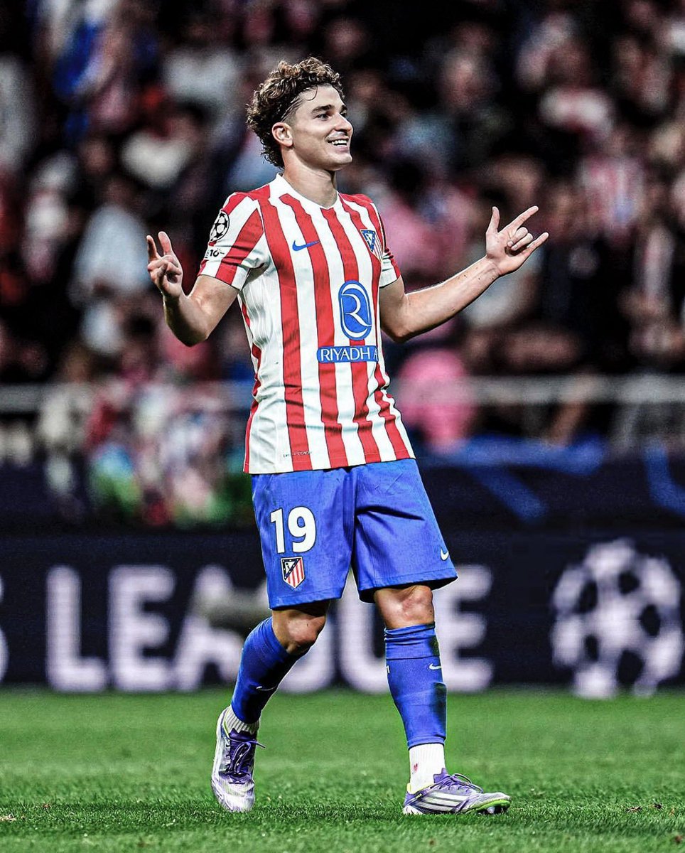 footbUpdatesTv's tweet photo. 🚨🚨🌕 𝗝𝗨𝗦𝗧 𝗜𝗡: Barcelona sporting director Deco will meet with Julián Álvarez's agent to map out the strategy for completing the striker's signing. 🔵🔴☎️

[@monfortcarlos] https://t.co/3xU256O3Vo