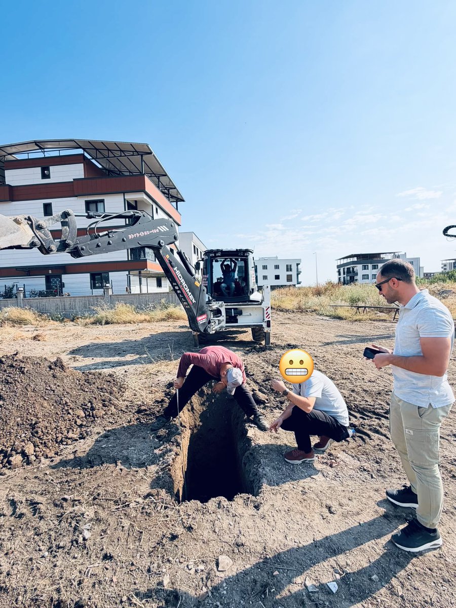 Realminerr's tweet photo. Günaydın. Bu sıcakta ter döken emekçiler. Klimalı odalarında oturanlar size yok. 😜 #günaydın https://t.co/90VCDtrlSr