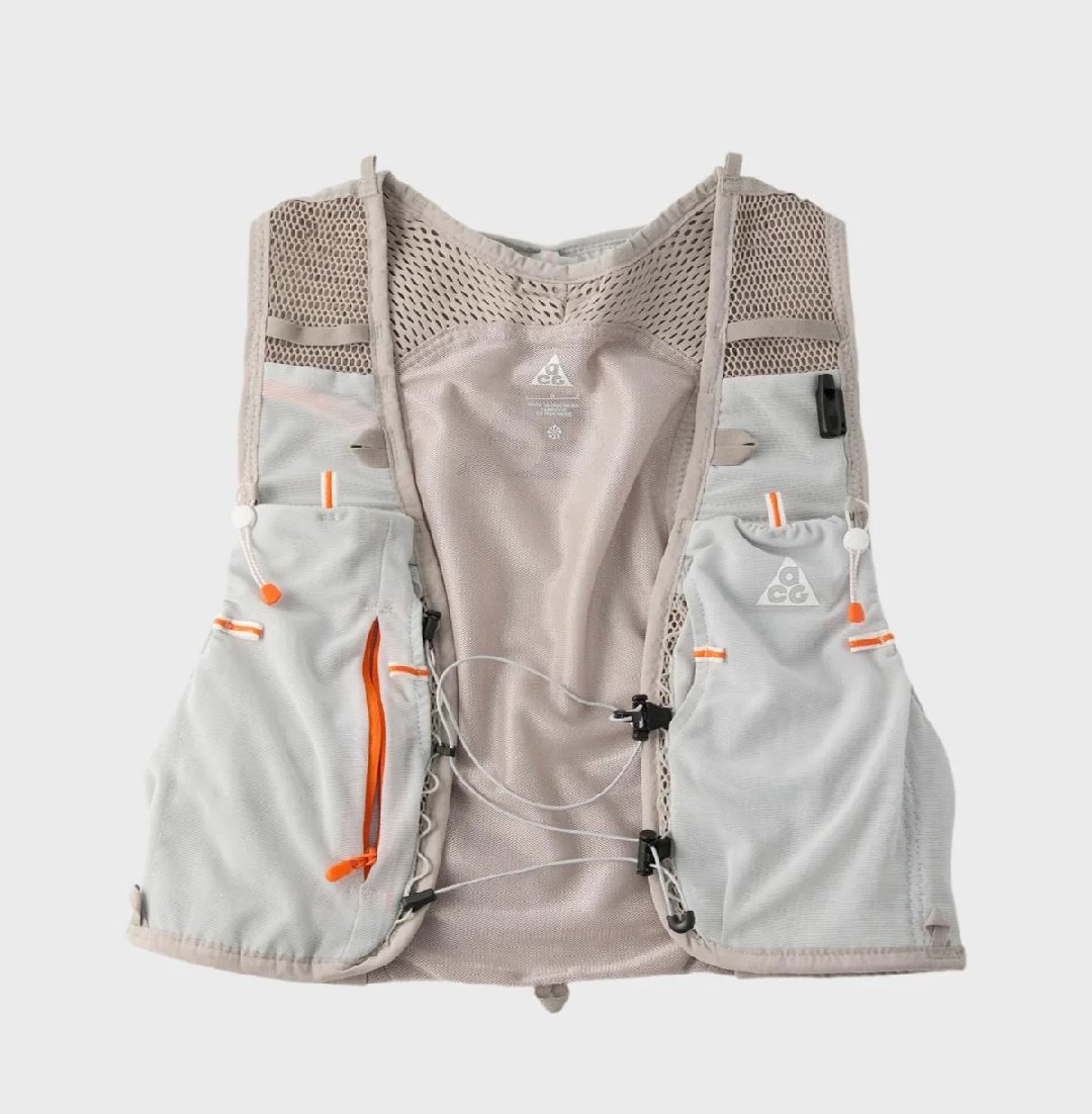 _bluustar's tweet photo. #KARINA is wearing

Nike ACG GOAT Pack Vest and
Nike Women's Sportswear Lightweight UV Jacket https://t.co/MQQ1idIIIU