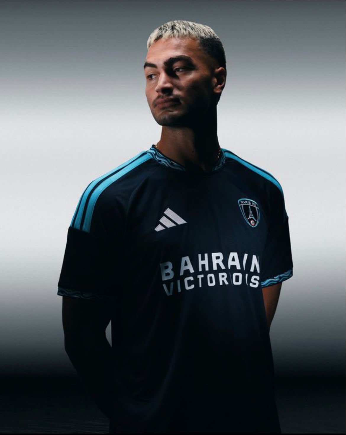 🚨 ADIDAS ET LE PARIS FC DÉVOILENT LE MAILLOT DOMICILE 2026/27 ! 👕💙🩵

V...