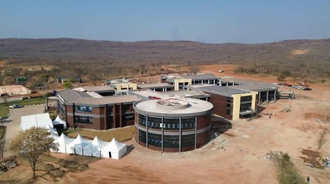 NdobvaGweru's tweet photo. Zimbabwe continues to invest in the future of higher education. The Emmerson Dambudzo Mnangagwa Law School in Kwekwe provides cutting-edge learning facilities for up to 600 students, advancing legal excellence, research and human capital development under Education 5.0 and Vision 2030. 

#Education5_0 #Vision2030 #MSU #Zimbabwe 

@edmnangagwa
@InfoMinZW
@MidlandsState
@ZBCNewsonline