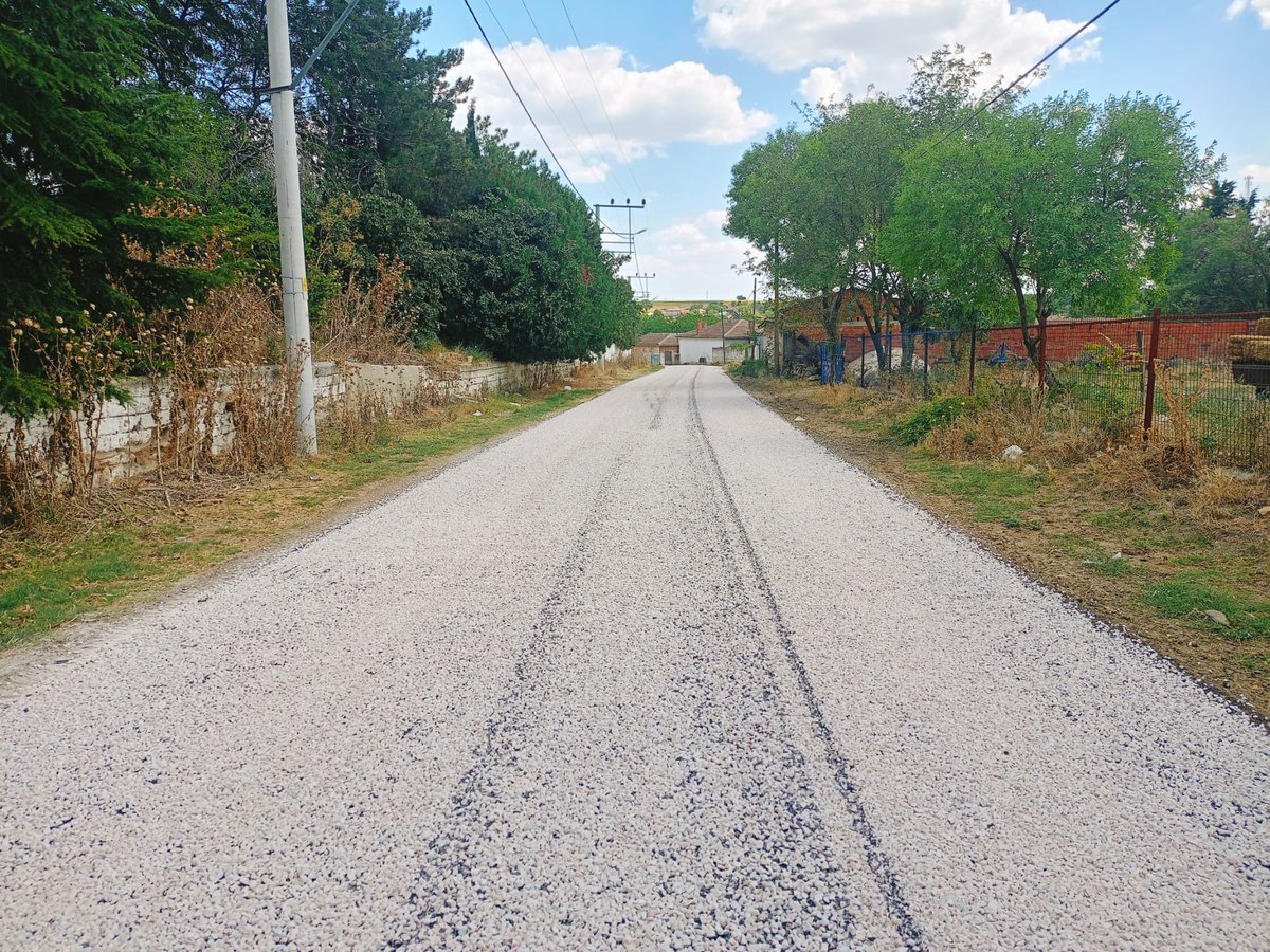 ozelidareedirne's tweet photo. 📍Lalapaşa/Çömlekakpınar

Grup yollarımızı sıcak asfaltla buluşturmanın yanında sathi kaplama çalışmalarımız da devam ediyor. ⤵️

Lalapaşa Çömlekakpınar köyü köy içi 1️⃣,5️⃣km sathi kaplama çalışmamız tamamlanmıştır.

Sıradaki durağımız: Lalapaşa/Ömeroba köyü köy içi⏳

İlçemize, köylerimize, vatandaşlarımıza hayırlı uğurlu olsun.⤵️📸

@edirne_valiligi 
@Yunus_Sezer_