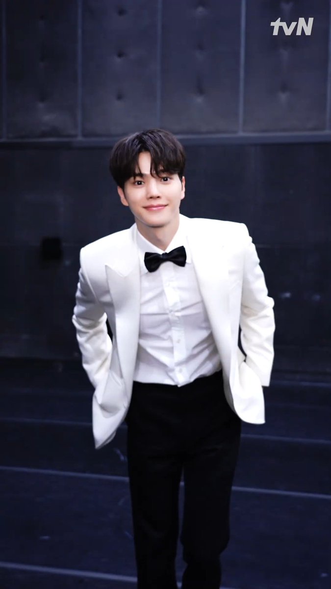 songkang_n_s's tweet photo. IS THIS HIS PRESS CON FIT???😍😍😍😍 https://t.co/lTGfqbqNdY