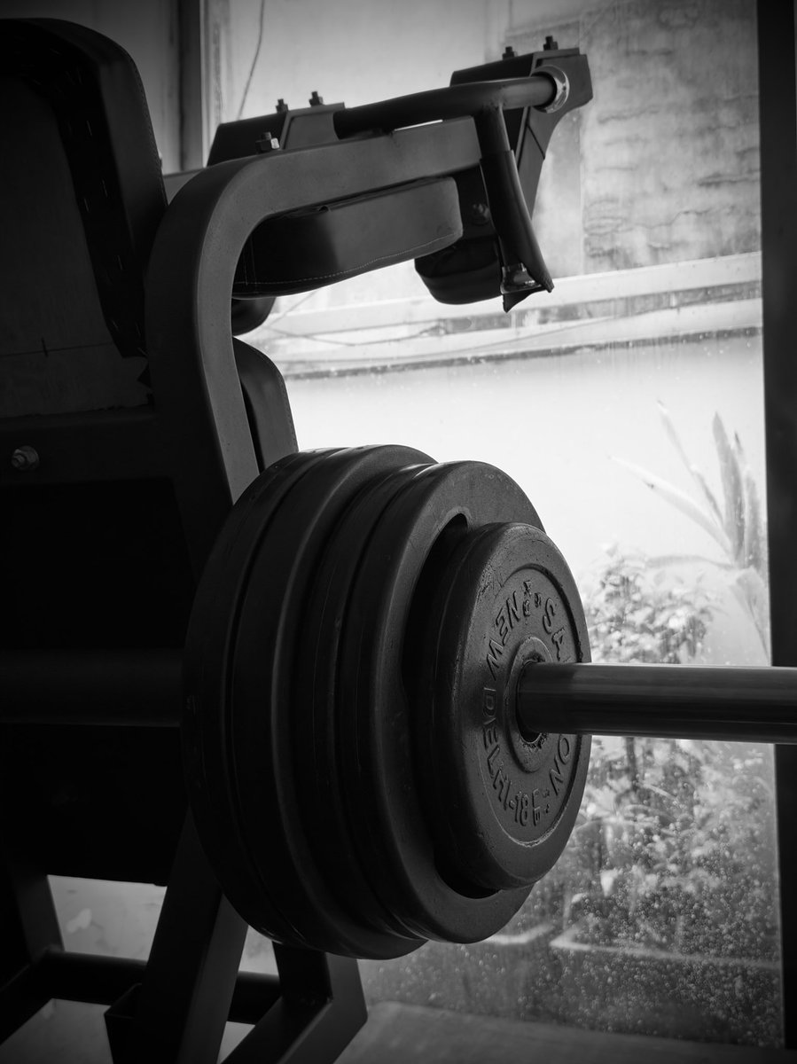 sabrr_shukarr's tweet photo. issa leg day!! 🖤

#neverskiplegday https://t.co/VvUj7tbTND