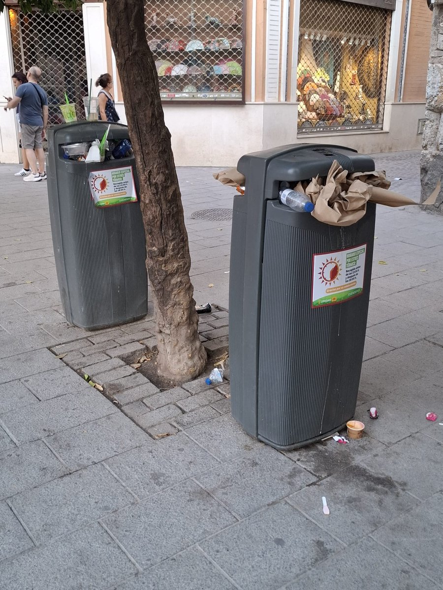 SVQ_Se_Levanta's tweet photo. Toda Sevilla, conjunto histórico y barrios están en un estado lamentable en cuanto a limpieza de los espacios públicos, así como a la recogida de basura.

La mugre, suciedad y grasa, impregnan nuestros suelos, incluso en lugares tan sensibles como las inmediaciones de centros sanitarios o parques infantiles.

En lo que respecta a la basura, y sin negar que pueda haber un porcentaje de incivismo -ahora y antes-, hay que considerar que el incremento desbordado del turismo y de la hostelería generan un excedente de residuos difícilmente asumibles por unos servicios públicos que no están dimensionados para esa abundante población flotante y esas incrementadas nuevas actividades.

La basura desborda los contenedores, es abandonada en cualquier lugar por los huéspedes de pisos turísticos, mientras que los líquidos que lixivian e impregnan los suelos y generan olores insoportables, máxime con el calor del verano. Los insectos y roedores que atraen terminan de complicar la situación.

La negativa del @Ayto_Sevilla, en medio de una situación caótica, a decretar una motatoria absoluta en los alojamientos turísticos, unida a la manifiesta incapacidad del equipo de Sanz en el asunto de la LIMPIEZA -y en otros muchos- hacen el resto.

Trabajan sin orden ni concierto, cuando lo hacen lo es "apagando fuegos", intentando acallar las críticas de la ciudadanía que inundan las redes sociales, intentando maquillar la situación y queriendo hacer ver que la situación está bajo control, cuando es más que evidente que no lo está.

No se trata de una cuestión estética -que también-. Es un problema de seguridad y confort de los sevillanos y, sobre todo, de salud pública. 

A ello se suma el desengaño de la ciudadanía que hizo alcalde a Sanz con la promesa de que en tres meses tendría limpia Sevilla. Por contra, a los tres años y dos meses de su mandato estamos sumidos en esta nefasta situación que puede verse dando un paseo por cualquier punto de la ciudad.

Así es la gestión del Área de Limpieza del Gobierno de Sanz, la que sufrimos todos los sevillanos. 

En @SVQ_Se_Levanta esperamos contar con el apoyo de los sevillanos para poner fin a esta muy lamentable y peligrosa situación, arbitraremos medidas que solucionen las causas y  abandonando la mera tarea de maquillaje que realiza el Ayuntamiento de Sevilla y los responsables del ramo.