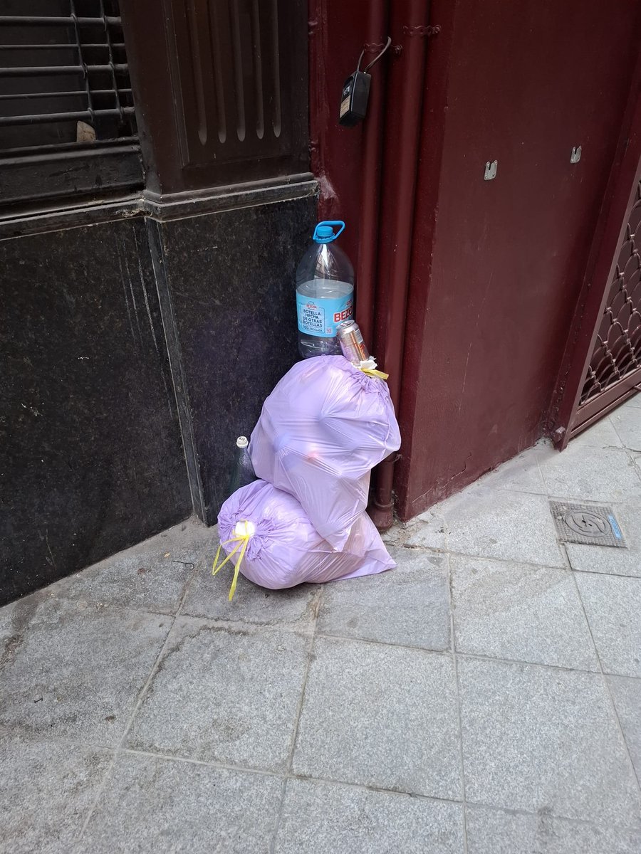 SVQ_Se_Levanta's tweet photo. Toda Sevilla, conjunto histórico y barrios están en un estado lamentable en cuanto a limpieza de los espacios públicos, así como a la recogida de basura.

La mugre, suciedad y grasa, impregnan nuestros suelos, incluso en lugares tan sensibles como las inmediaciones de centros sanitarios o parques infantiles.

En lo que respecta a la basura, y sin negar que pueda haber un porcentaje de incivismo -ahora y antes-, hay que considerar que el incremento desbordado del turismo y de la hostelería generan un excedente de residuos difícilmente asumibles por unos servicios públicos que no están dimensionados para esa abundante población flotante y esas incrementadas nuevas actividades.

La basura desborda los contenedores, es abandonada en cualquier lugar por los huéspedes de pisos turísticos, mientras que los líquidos que lixivian e impregnan los suelos y generan olores insoportables, máxime con el calor del verano. Los insectos y roedores que atraen terminan de complicar la situación.

La negativa del @Ayto_Sevilla, en medio de una situación caótica, a decretar una motatoria absoluta en los alojamientos turísticos, unida a la manifiesta incapacidad del equipo de Sanz en el asunto de la LIMPIEZA -y en otros muchos- hacen el resto.

Trabajan sin orden ni concierto, cuando lo hacen lo es "apagando fuegos", intentando acallar las críticas de la ciudadanía que inundan las redes sociales, intentando maquillar la situación y queriendo hacer ver que la situación está bajo control, cuando es más que evidente que no lo está.

No se trata de una cuestión estética -que también-. Es un problema de seguridad y confort de los sevillanos y, sobre todo, de salud pública. 

A ello se suma el desengaño de la ciudadanía que hizo alcalde a Sanz con la promesa de que en tres meses tendría limpia Sevilla. Por contra, a los tres años y dos meses de su mandato estamos sumidos en esta nefasta situación que puede verse dando un paseo por cualquier punto de la ciudad.

Así es la gestión del Área de Limpieza del Gobierno de Sanz, la que sufrimos todos los sevillanos. 

En @SVQ_Se_Levanta esperamos contar con el apoyo de los sevillanos para poner fin a esta muy lamentable y peligrosa situación, arbitraremos medidas que solucionen las causas y  abandonando la mera tarea de maquillaje que realiza el Ayuntamiento de Sevilla y los responsables del ramo.