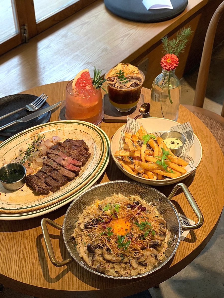 dillinger_45's tweet photo. Just found the best hidden gem bistro in town! Their truffle mushroom risotto is creamy, packed with umami, and the wine pairing was chef’s kiss  Must-visit if you’re a foodie craving authentic Italian flavors!， https://t.co/mc2lfoi8BF