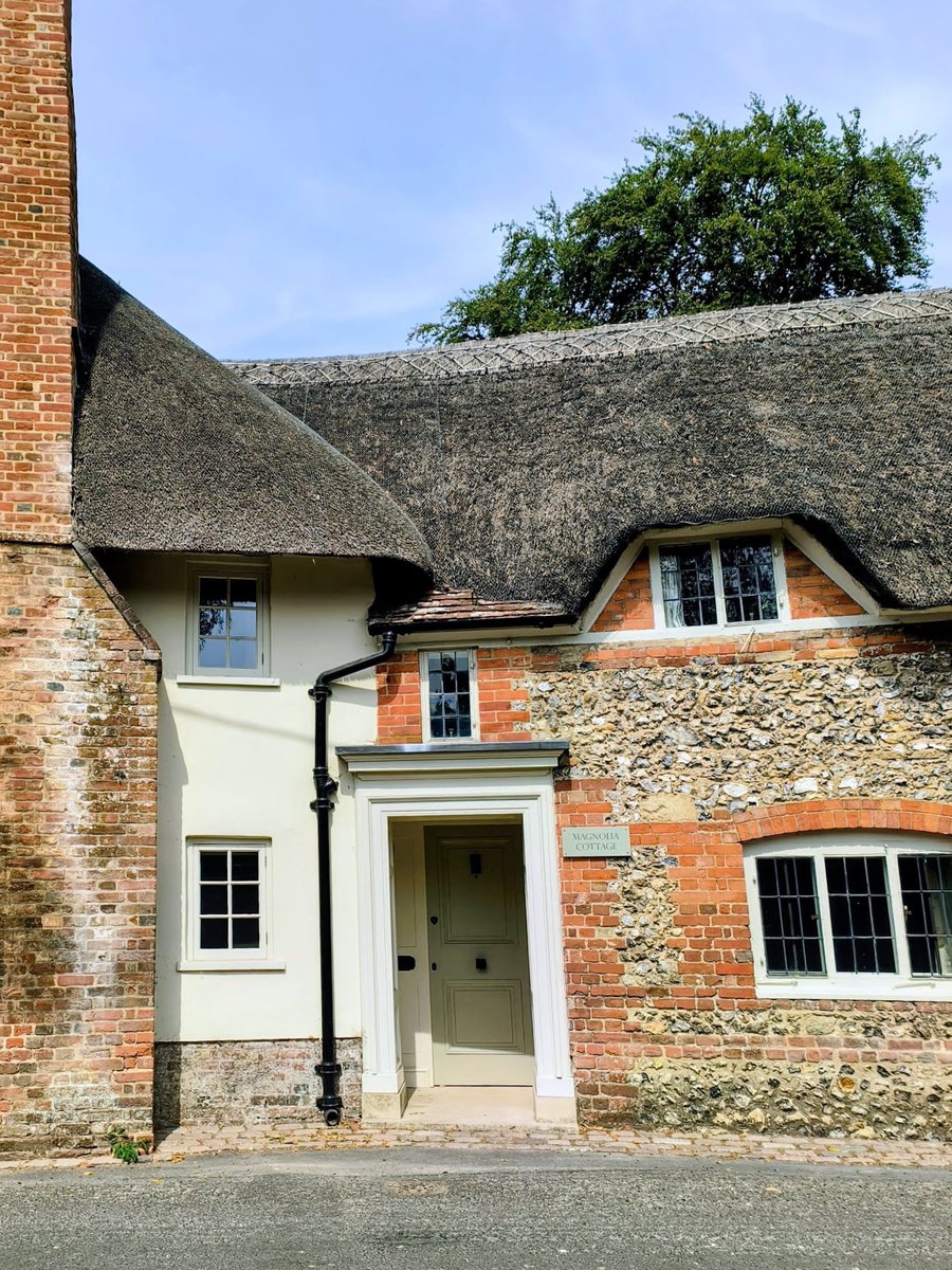 LadyGrace27's tweet photo. Tucked away in the heart of the village, where thatched roofs and cottage windows tell stories of another time... 🏡
#WindowsOnWednesday
#thatchcottage #villagelife https://t.co/yytXMQMNcK