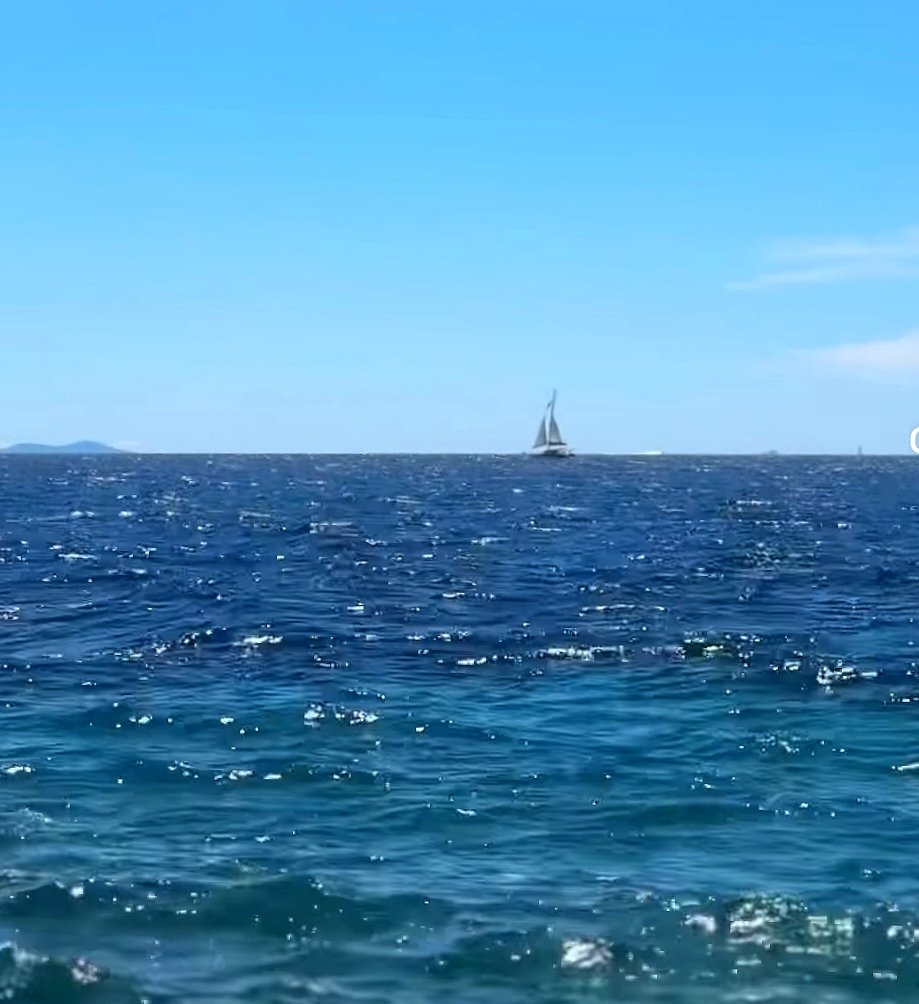 sanjaraic1's tweet photo. mother of exiles
#yesterday still clings
to her edge

#haikuchallenge #senryu #haiku #sea #photography https://t.co/bVGSz379SZ