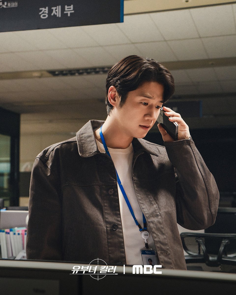 mbcdrama_pre's tweet photo. 킹피셔를 목격한 유일한 사람, 현남!
현남이 15년 동안 보나를 뒤쫓은 목적은?

#유부녀킬러 매주 금토 밤 9시 50분 MBC 방송

#공효진 #정준원 #이상이
#성동일 #무진성 #최우성 #이은샘
#MBC금토드라마 #mbcdrama #MBC https://t.co/Ol41GIYI11