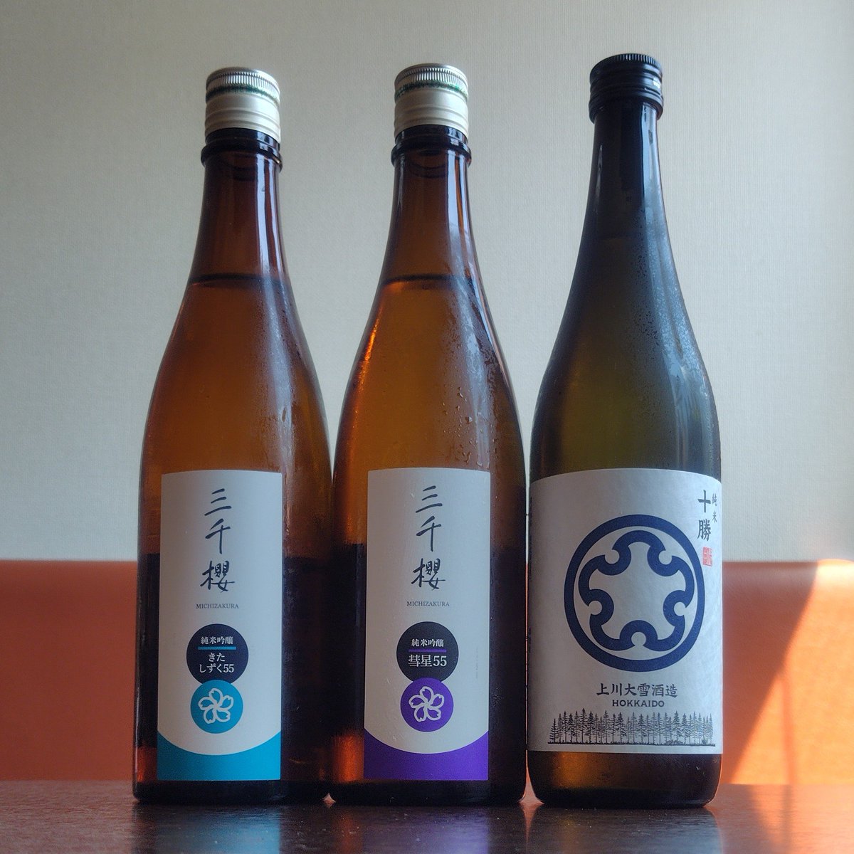 matsu_staff's tweet photo. 【日本酒 仕入れました】

◯三千櫻（2種類）
◯十勝
◯千歳鶴（3種類）

お盆休みも近いので、札幌を訪れるお客様用に、北海道のお酒を仕入れてみました。
三千櫻の純米吟醸酒は久々の登場で、北海道の酒米（きたしずく&amp;彗星）を揃えました。
右端の千歳鶴は蔵元限定の辛口純米原酒。この機会に是非。 https://t.co/CBAe9KK4mB