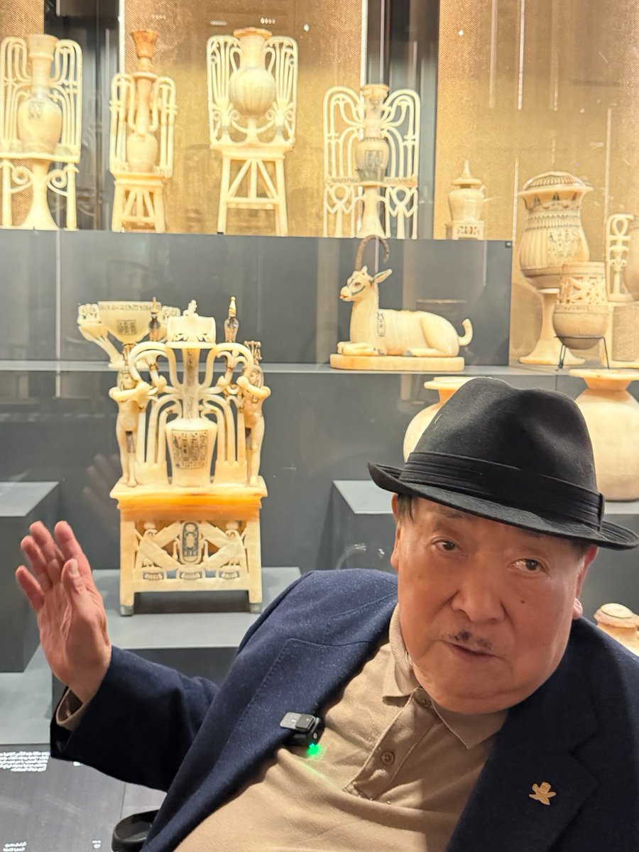 SakujiYoshimura's tweet photo. これは大エジプト博物館で展示されているツタンカーメン王墓から出土した香油壺🏺

複雑な形ですが、なんと石を削り出して作られたものです。

古���エジプトの石工技術の最高峰と言える遺物。3300年前のものとは思えません！

壺の胴の部分には、ツタンカーメンとその妻アンケセナーメンの名前が刻まれています。