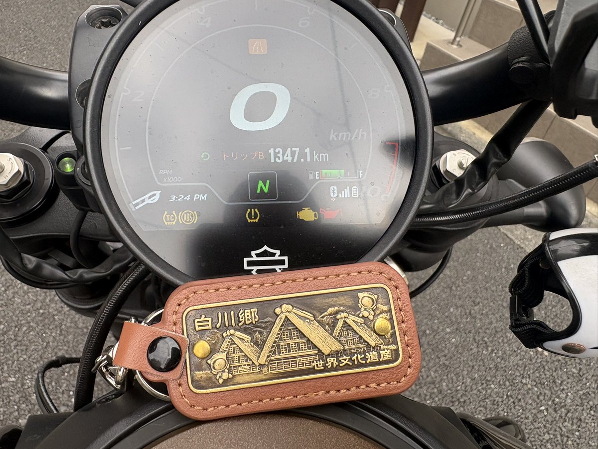 TemaeItamae's tweet photo. 無事に帰宅。
本日の昼食はSAでマック。
3泊4日で1347km。
給油6回。いやー走った走った。
長年の夢だった白川郷ツーリングを叶える事が出来て、大満足で家に帰ったら、個人事業税と消費税の納付書が届いてて、急に現実に叩き落とされましたww
明日から頑張って働きます。 https://t.co/3x6mkV49sw