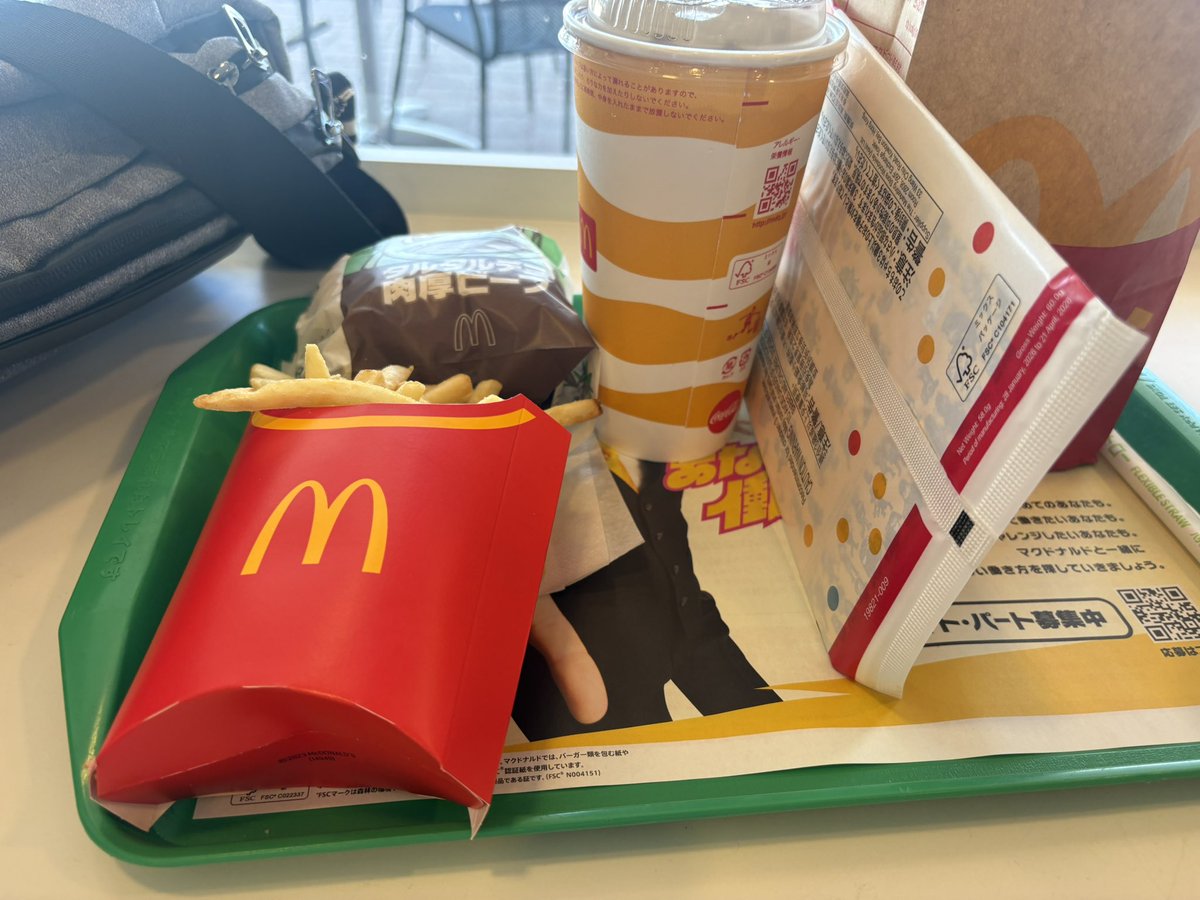 TemaeItamae's tweet photo. 無事に帰宅。
本日の昼食はSAでマック。
3泊4日で1347km。
給油6回。いやー走った走った。
長年の夢だった白川郷ツーリングを叶える事が出来て、大満足で家に帰ったら、個人事業税と消費税の納付書が届いてて、急に現実に叩き落とされましたww
明日から頑張って働きます。 https://t.co/3x6mkV49sw
