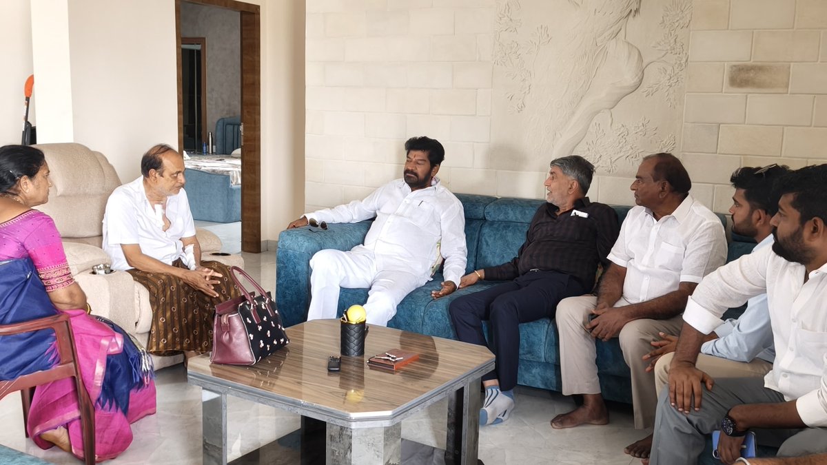 BSNBRS's tweet photo. వరంగల్ జిల్లాకు చెందిన RVR గ్రానెట్స్ అధినేత ఆర్. వేంకటేశ్వరరావు గారికి ఇటీవల గుండెకు సంబంధించిన శస్త్రచికిత్స జరిగిన విషయం తెలుసుకుని, హైదరాబాద్‌లోని వారి నివాసానికి నా సతీమణితో కలిసి వెళ్లి మర్యాదపూర్వకంగా పరామర్శించాము. https://t.co/813SP9V66s