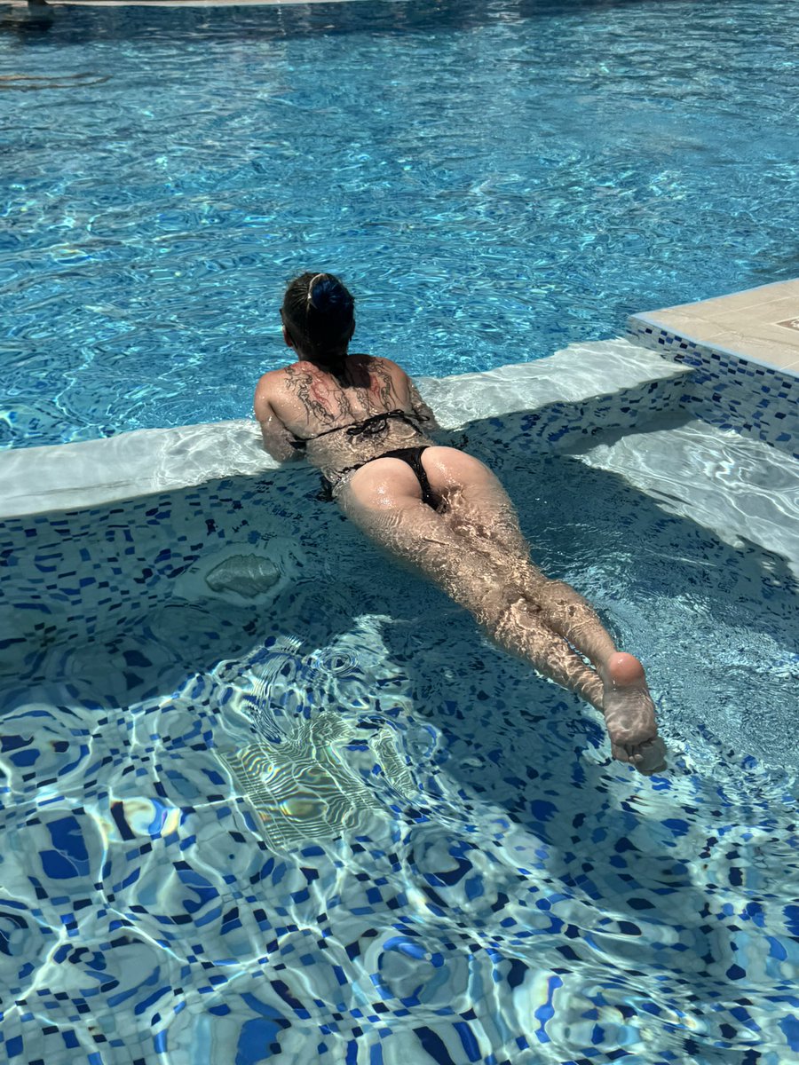 lilith_bthorn's tweet photo. Oh to be on holiday with my ass and tits out again https://t.co/cP913vJqtq