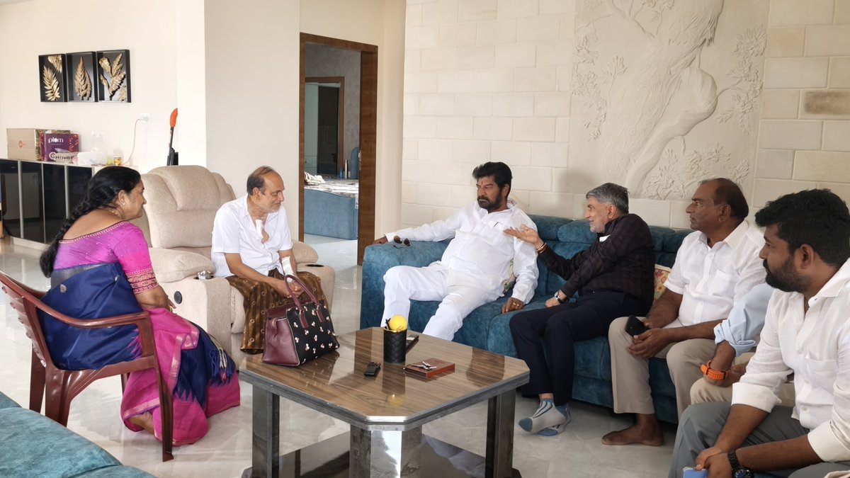 BSNBRS's tweet photo. వరంగల్ జిల్లాకు చెందిన RVR గ్రానెట్స్ అధినేత ఆర్. వేంకటేశ్వరరావు గారికి ఇటీవల గుండెకు సంబంధించిన శస్త్రచికిత్స జరిగిన విషయం తెలుసుకుని, హైదరాబాద్‌లోని వారి నివాసానికి నా సతీమణితో కలిసి వెళ్లి మర్యాదపూర్వకంగా పరామర్శించాము. https://t.co/813SP9V66s
