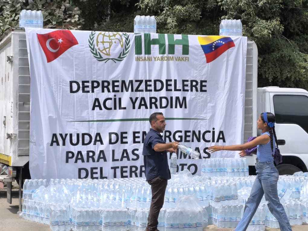 ihhkurdi's tweet photo. 🇻🇪 Piştî erdhejên wêranker ên ku li Venezuela qewimîn, xebatên me yên alîkariya însanî ji bo malbatên mexdûr bê navber didomin.

Li herêmên ku kêmasî ya avê heye, em ava paqij digihînin kesên hewcedar û bi hev re birînên gelê Venezuela derman dikin. https://t.co/YbBu57CAL5