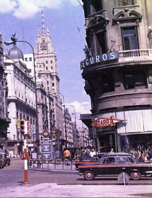JavierRomeu7's tweet photo. La famosa, en su día, zapatería Segarra, en la esquina de Callao con Gran Vía, donde luego abrieron uno de los locales de hamburguesas Wendy's, en los años 80, que aparece en la foto principal. Detalle de una foto de José Fernández de los años 60. https://t.co/QojFRY6lzj