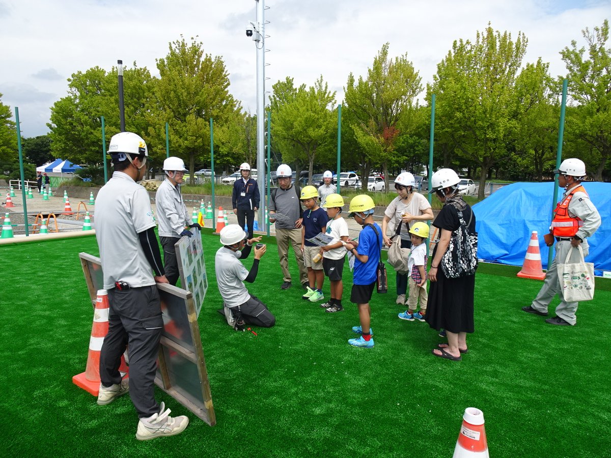 matsuken_park's tweet photo. 🎾新テニスコート見学会を開催！人工芝の下のつくりやライン施工に興味津々👀 キーホルダー作りやかき氷も大好評🍧 夏休みの素敵な思い出になったかな😊

#信州スカイパーク #見学会 #夏休み https://t.co/qBSkWD49bE