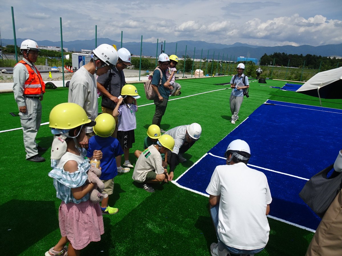 matsuken_park's tweet photo. 🎾新テニスコート見学会を開催！人工芝の下のつくりやライン施工に興味津々👀 キーホルダー作りやかき氷も大好評🍧 夏休みの素敵な思い出になったかな😊

#信州スカイパーク #見学会 #夏休み https://t.co/qBSkWD49bE