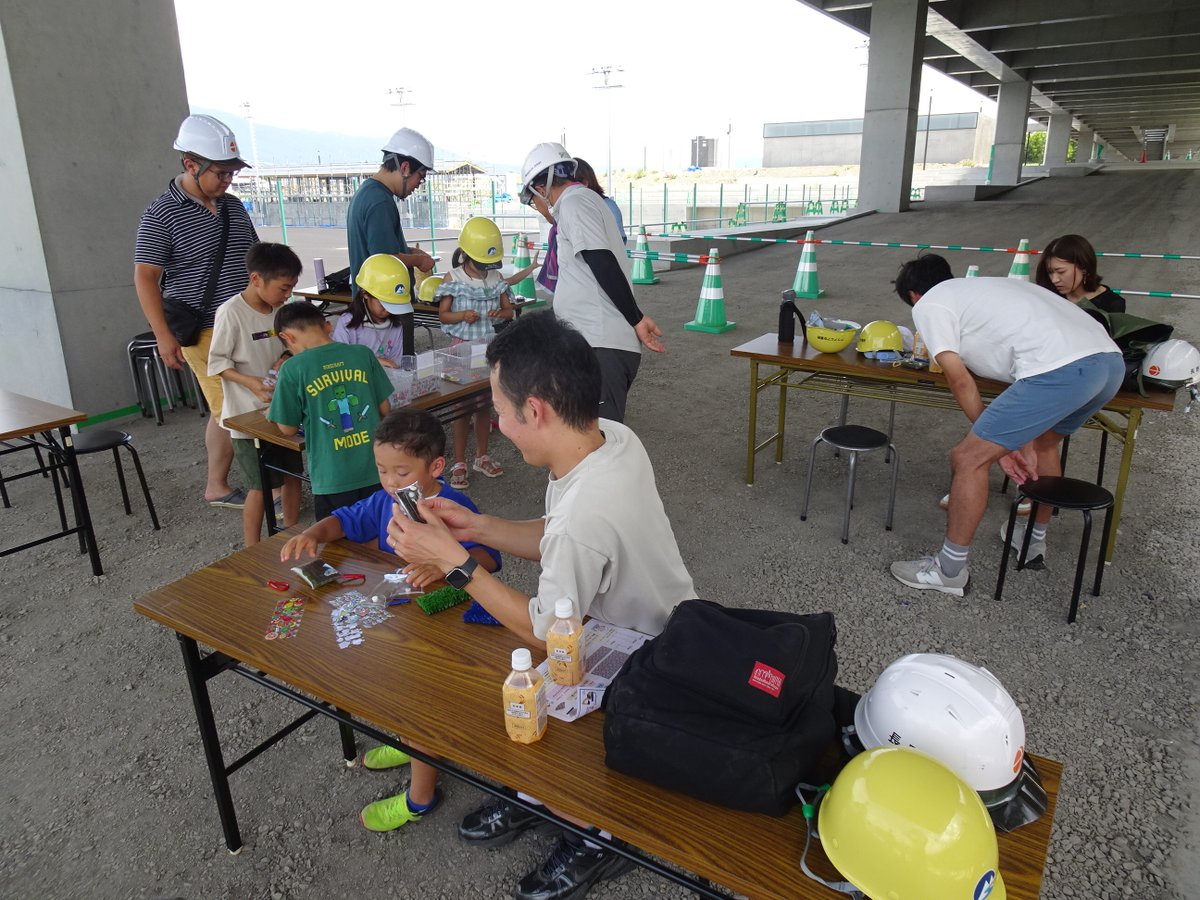 matsuken_park's tweet photo. 🎾新テニスコート見学会を開催！人工芝の下のつくりやライン施工に興味津々👀 キーホルダー作りやかき氷も大好評🍧 夏休みの素敵な思い出になったかな😊

#信州スカイパーク #見学会 #夏休み https://t.co/qBSkWD49bE