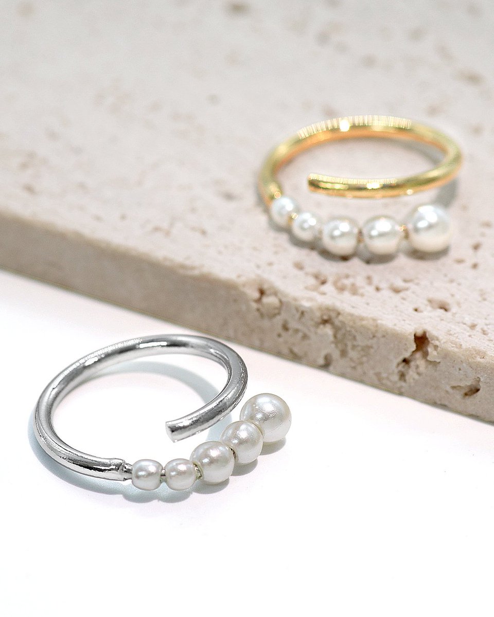 RerinaTod's tweet photo. ✧スパイラルアクリルパールリング✧

<Color> シルバー/ゴールド
<Price> 1,540円(税込)
https://t.co/hqUm3HXbsy

サイズの異なるパールが並んだ、やさしい表情のリング
シンプルだけど存在感があり、手元を上品に彩ります

ひとつ持っていると活躍するアイテムです🫧

#RerinaTod #指輪 #リング https://t.co/sUfOGZz1q8