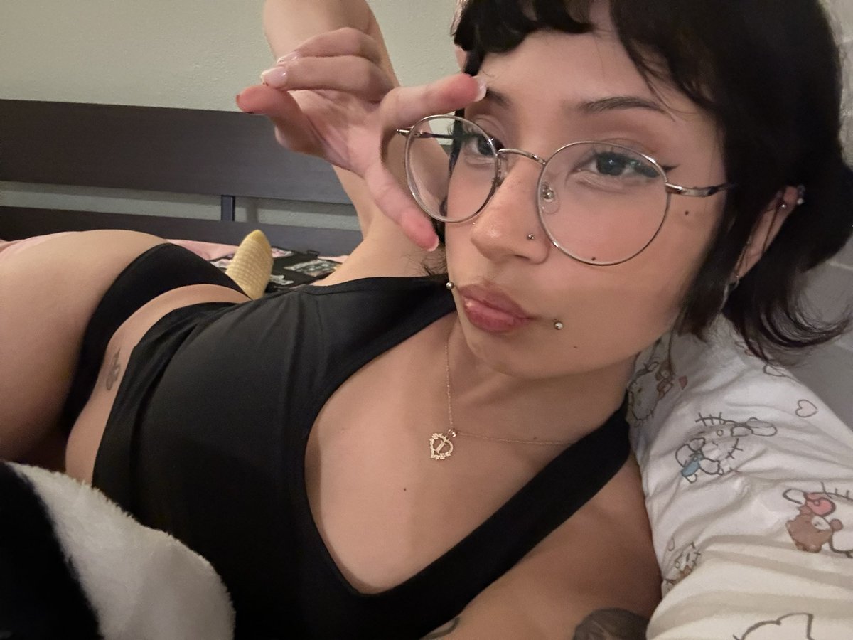 illegalspice's tweet photo. I’m faded, give me attention https://t.co/NcS6RXUCUs