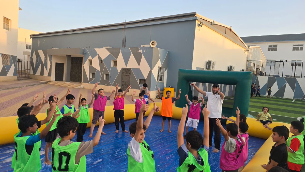 majd_aloloum's tweet photo. تحدي الملعب الصابوني
ضمن فعاليات النادي الصيفي، يستمتع الطلاب بتحديات وألعاب جماعية على الملعب الصابوني، في أجواء مليئة بالحماس والمرح وروح الفريق
@majd_aloloum https://t.co/7L3hjtjLfA